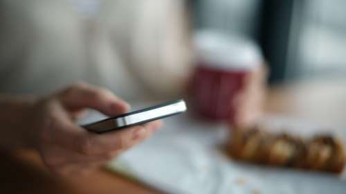 Είσαι 15-29 ετών; Δες πώς θα μειώσεις το πάγιο στο κινητό σου με αίτηση στο gov.gr