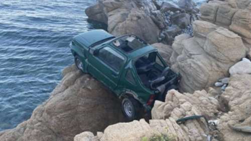 Μύκονος: Σκοτώθηκε 18χρονη σε τροχαίο - Στα βράχια δύο αυτοκίνητα [εικόνες]