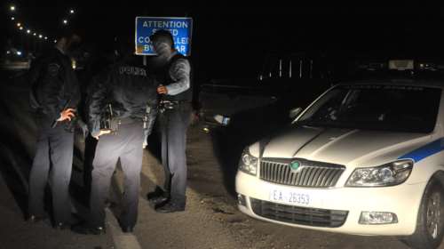 Αιματηρή καταδίωξη με τραυματία αστυνομικό στον Ασπρόπυργο - Μαξιλαροθήκη με κοσμήματα στο πορτ μπαγκάζ του αυτοκινήτου