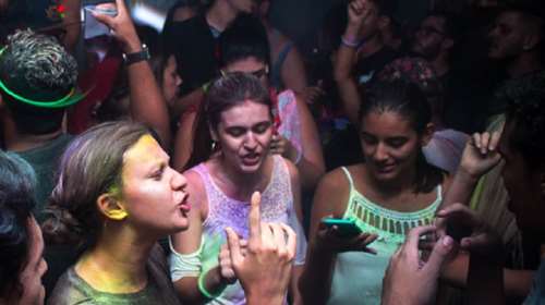 Νέο κορονο-πάρτι από 18 νεαρά άτομα στα Ιωάννινα: Τσουχτερό πρόστιμο στην 27χρονη διοργανώτρια