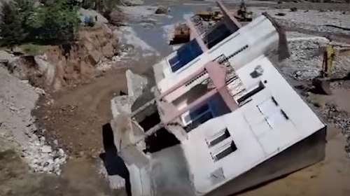 Μουζάκι Καρδίτσας: Γυμναστήριο κατέρρευσε σαν χαρτόκουτο και έπεσε στο ποτάμι  - Σοκαριστικό βίντεο