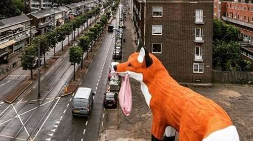 Μια γιγαντιαία &quot;αλεπού&quot; στους δρόμους του Ρότερνταμ