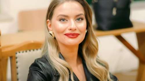 Ντόρα Μακρυγιάννη: Η &quot;πριγκιπική&quot; εμφάνισή της στην εκκλησία εκπλήσσει
