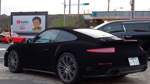 Έτσι βάφεται η πιο μαύρη Porsche 911 στον κόσμο [βίντεο]