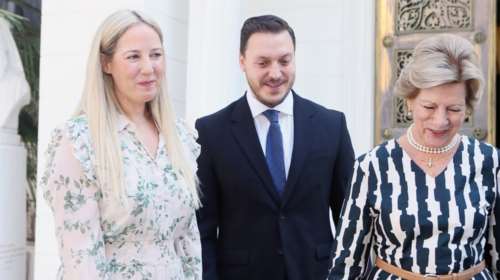 Θεοδώρα Ντε Γκρες: Στο πλευρό της μητέρας της Άννας Μαρίας στην Πλάκα - Με φλοράλ φούστα