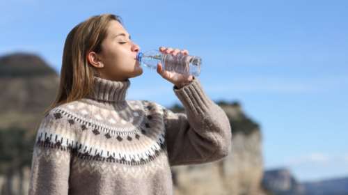 5 σημάδια που μαρτυρούν αφυδάτωση (και δεν έχουν να κάνουν με τη δίψα)