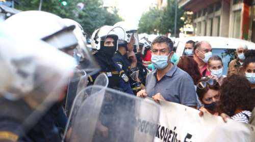 Ένταση έξω από το υπουργείο Υγείας: Πιάστηκαν στα χέρια μέλη της ΠΟΕΔΗΝ και αστυνομικοί [εικόνες]