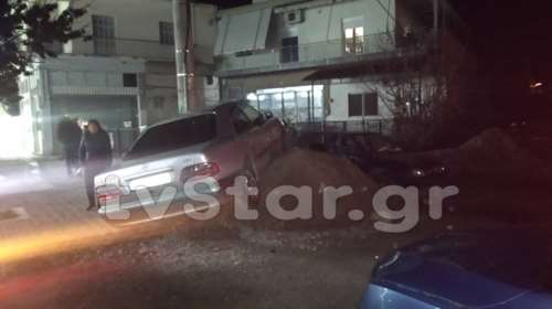 Αυτοκίνητα συγκρούστηκαν και έπεσαν επάνω σε τέσσερα παιδιά (φωτογραφίες)