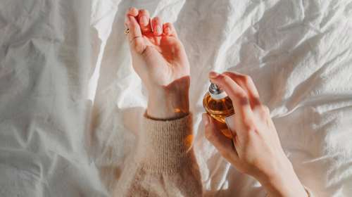 Άνθη πορτοκαλιάς και πικραμύγδαλο: Αυτό το νέο άρωμα θα σε γεμίσει κομπλιμέντα