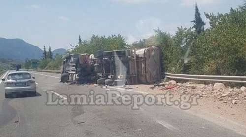 Τροχαίο στην Αθηνών-Λαμίας στο ύψος του Αγίου Κωνσταντίνου: Ανατράπηκε νταλίκα γεμάτη πέτρες [Εικόνες]