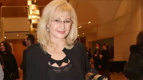 Η Αγγελική Νικολούλη στόλισε: Η φωτογραφία από το "ζεστό" καθιστικό της με το πανύψηλο δέντρο