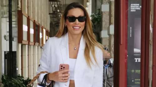 &quot;Έφοδος από μικρά χέρια&quot;: Η Μαριέττα Χρουσαλά φωτογραφίζει τα παιδιά της να της &quot;κλέβουν&quot; το δώρο της