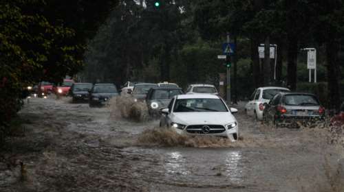 Κακοκαιρία Μπάλλος: Μπάχαλο η κίνηση στους δρόμους - Σε ποιες περιοχές της Αττικής έχει διακοπεί η κυκλοφορία