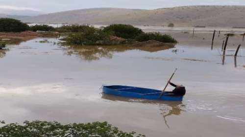 80χρονος ψαράς με τη βάρκα του έσωσε 15 ανθρώπους στη Μεταμόρφωση Καρδίτσας- &quot;Ηταν ένας στο νερό μέχρι το σαγόνι&quot;