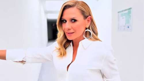 Η Κατερίνα Καραβάτου με total white look &amp; metallic γόβες