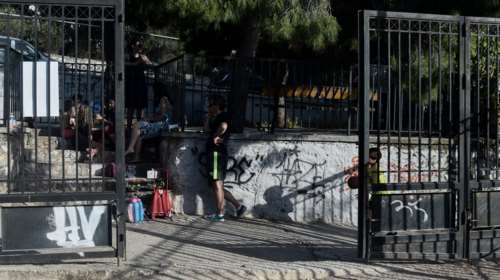 Εξάρχεια: Ατύχημα σε παιδική χαρά – 5χρονος τραυματίστηκε από πτώση καγκελόπορτας