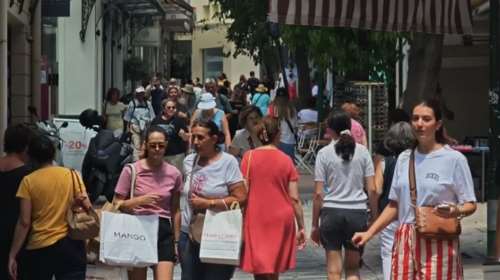 Εκπτώσεις και ήπιες θερμοκρασίες &quot;γέμισαν&quot; το εμπορικό κέντρο της Αθήνας