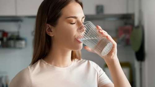 Η απλή κίνηση που δείχνει αν είμαστε αφυδατωμένοι: Διαρκεί 5 δευτερόλεπτα και θεωρείται αξιόπιστη