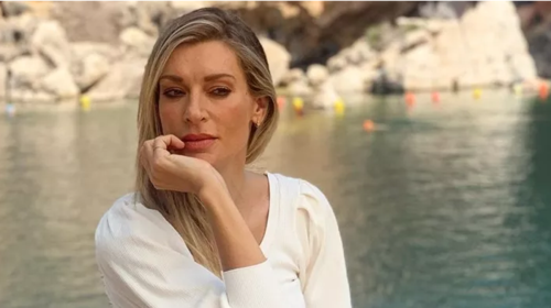 Η Ζέτα Δούκα με μαύρο μπικίνι εντυπωσιάζει με τους γραμμωμένους της κοιλιακούς