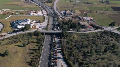 Κόμβος Νίκαιας στη Λάρισα: Στήνεται αγροτικό &quot;μπλόκο&quot; πριν την Εθνική Οδό - 300 τρακτέρ απέναντι στα ΜΑΤ [Βίντεο]