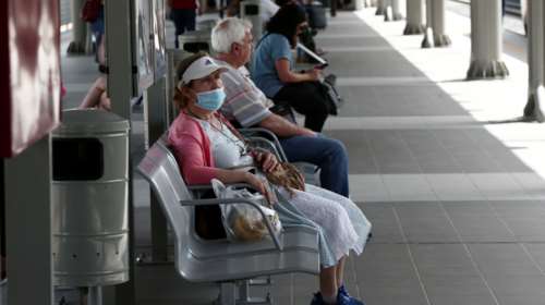 Economist: Αποφύγετε τα καθολικά lockdowns, κάντε πολλά τεστ, εστιάστε στις ευπαθείς ομάδες