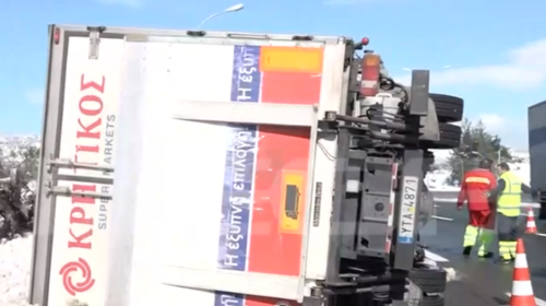 Ανατροπή φορτηγού στην Αθηνών - Λαμίας - Πως έχασε τον έλεγχο ο οδηγός [εικόνες - βίντεο]