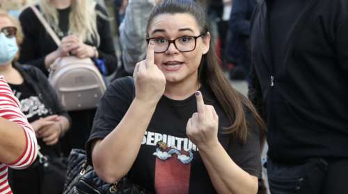 Χρυσή Αυγή: Nέο προκλητικό σόου Ουρανίας με τη γνωστή χειρονομία - Τι φώναξε στον πατέρα της πριν μπει στην κλούβα [Βίντεο]