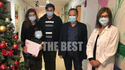 Κορονοϊός - Συγκίνηση στην Πάτρα: Εξιτήριο με χειροκροτήματα και δώρα για τον 8χρονο που νοσηλευόταν στη ΜΕΘ [Βίντεο]