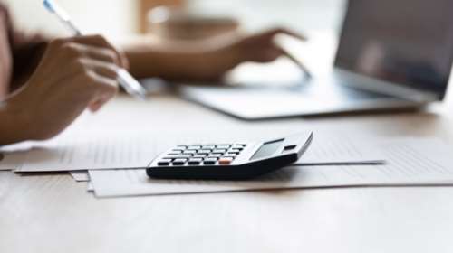 Αντίστροφη μέτρηση για τις δηλώσεις - Τι πρέπει να ελέγξουν οι φορολογούμενοι στα προσυμπληρωμένα στοιχεία