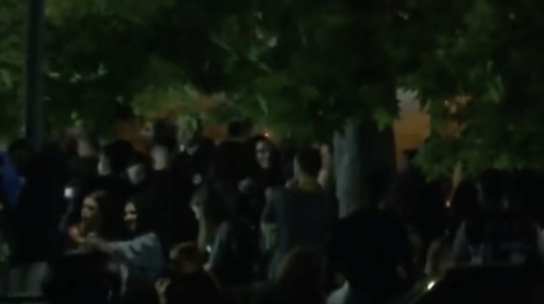 Παγκράτι: Υπαίθριο μπαρ η πλατεία Βαρνάβα με εκατοντάδες άτομα [βίντεο]