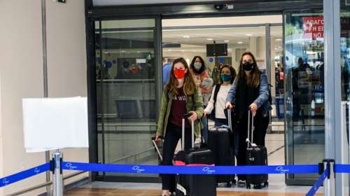 Ρόδος: Ξεκίνησε το πείραμα για διακοπές εν μέσω κορονοϊού – Έφτασαν οι 189 Ολλανδοί τουρίστες [Εικόνες]