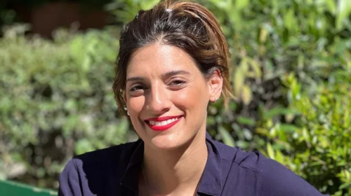 Η Χριστίνα Χειλά Φαμέλη αγκαλιά με τον σύντροφό της, Θανάση Τότσικα, σε σκάφος στους Παξούς