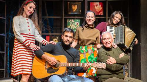 Η σκηνή του θεάτρου ELIART  κάθε Τετάρτη μετατρέπεται σε μπουάτ