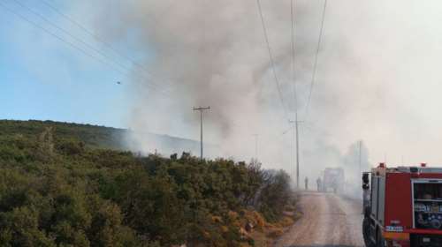 Πυρκαγιά στη Χίο: Εντολή εκκένωσης του χωριού Κατάβαση - Τραυματίστηκε πυροσβέστης