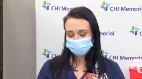 Συγκλονιστικό: Νοσοκόμα λιποθυμά live μετά τη λήψη εμβολίου στις ΗΠΑ [Βίντεο]