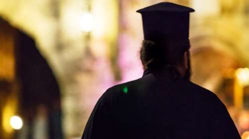 Ρέντης: Παπάς μέθυσε και τα έκανε γυαλιά – καρφιά σε μπαρ - Εσπασε ποτήρια και πέταγε καρέκλες