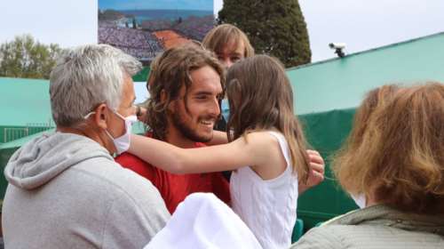 Στέφανος Τσιτσιπάς: Αγκαλιά με τους γονείς του πανηγύρισε τον τίτλο - &quot;Η καλύτερη ημέρα της ζωής μου&quot;