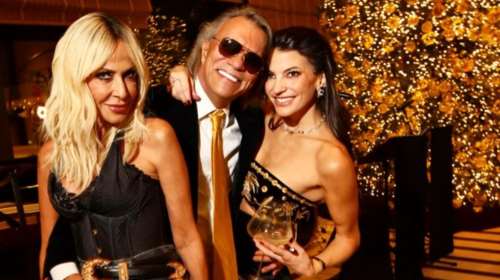 Super chic οικοδέσποινα η Δήμητρα Κούστα: Με βελούδινο και χρυσά κεντήματα