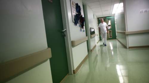 Εμβόλιο Pfizer: Τι λέει το Ωνάσειο για τη γυναίκα με περικαρδίτιδα και τη χρονική συσχέτιση με τον εμβολιασμό