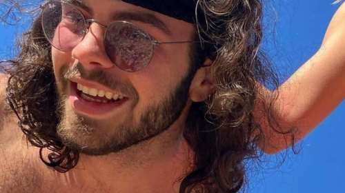 O Άγγελος Λάτσιος ποζάρει στο σπίτι του, παίζει κιθάρα και οι θαυμάστριες στο instagram παίρνουν... φωτιά