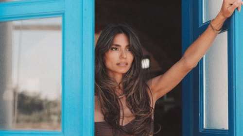 Η Ηλιάνα Παπαγεωργίου και η αδερφή της σεργιανίζουν πανέμορφες στα σοκάκια της Μυκόνου [εικόνες]