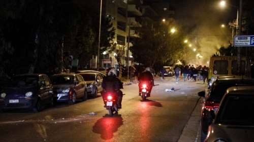 Βουλή: Σύγκρουση για τα έκτροπα στη Νέα Σμύρνη - Διακομματική καταδίκη του άγριου ξυλοδαρμού του αστυνομικού