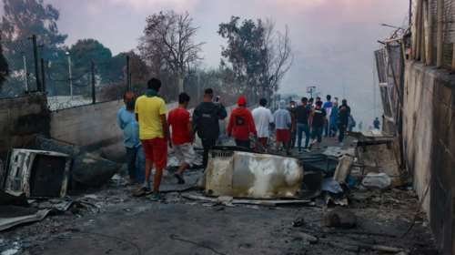 Φωτιά στη Μόρια: Με τρεις πτήσεις τσάρτερ στη Β. Ελλάδα τα ασυνόδευτα παιδιά