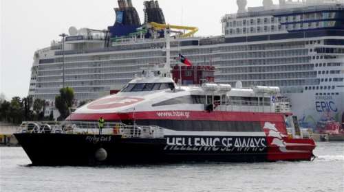 Μηχανική βλάβη στο ταχύπλοο &quot;Flying Cat 5 &quot; που μεταφέρει 115 επιβάτες - Επιστρέφει στον Πειραιά με μειωμένη ταχύτητα