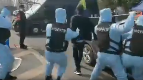 Κοροναϊός: Οι ειδικές δυνάμεις της Κίνας πιάνουν με απόχη ασθενή [Βίντεο]