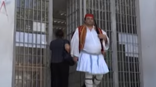 Πύργος: &quot;Καμπάνα&quot; φυλάκισης 14 μηνών με αναστολή στον  &quot;τσολιά&quot; πατέρα - αρνητή [Βίντεο]