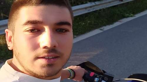 Τραγωδία στο Αγρίνιο: Θρήνος για  τον 29χρονο που καρφώθηκε με τη μηχανή του σε τοίχο για να αποφύγει ΙΧ και πρόβατα