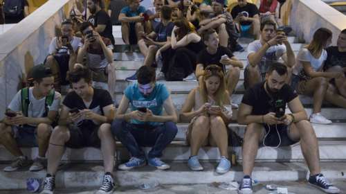 Εννιά στους δέκα Έλληνες είναι "όλη μέρα μ' ένα κινητό στο χέρι" στην κυριολεξία