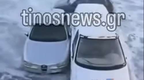 Τήνος: Τα μανιασμένα κύματα παρέσυραν αυτοκίνητα - Οδηγός προσπάθησε να σώσει το ΙΧ του [βίντεο]