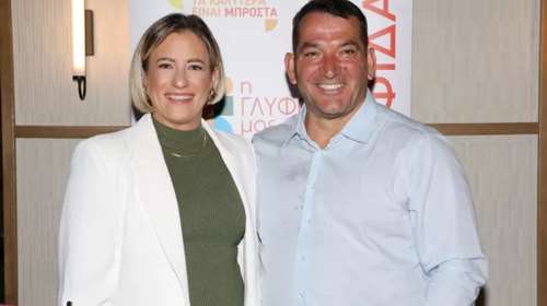 Αφροδίτη Σκαφίδα και Πύρρος Δήμας μαζί με την κόρη τους στο Καλλιμάρμαρο